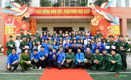 Troops Show Banh Chung Making Skills 